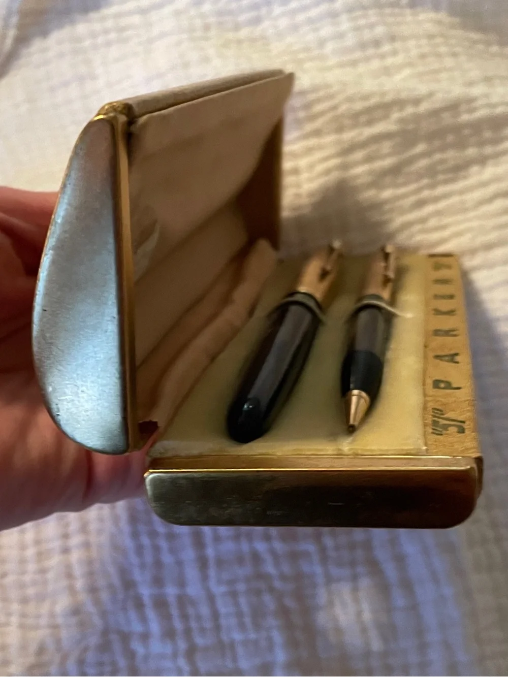 Vintage Parker 51 Black / Gold Fountain Pen set in original stamped leather case